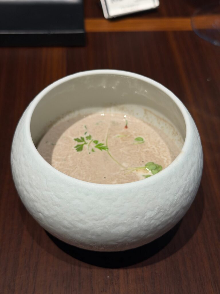 白い丸い器に入った本日のスープ