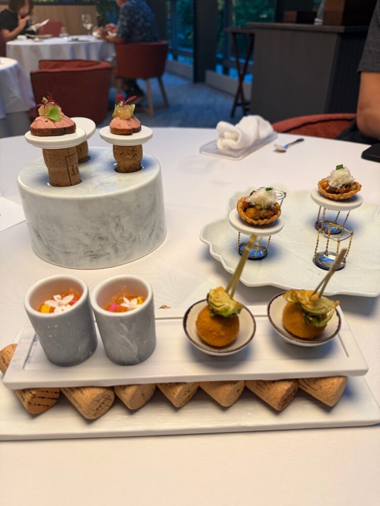 コルクとミュズレの器で出てくる野菜のアソルティメント