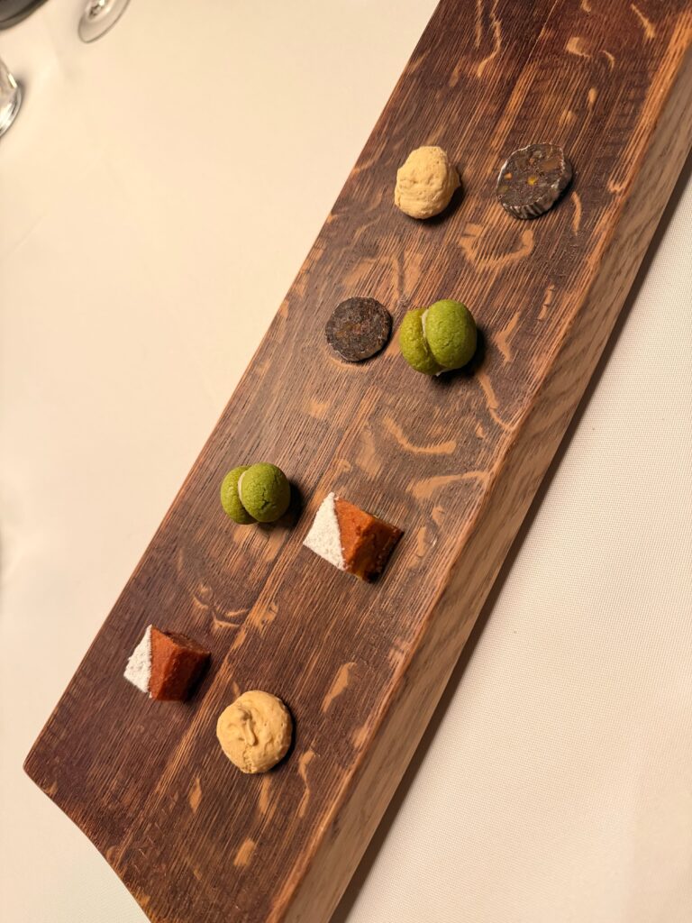 木のプレートにのった小菓子