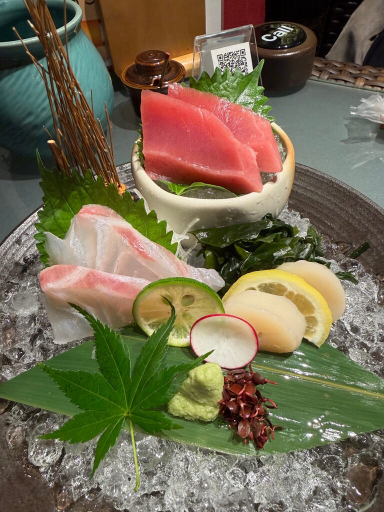 まぐろ・白身魚・帆立の刺身三種盛り合わせ