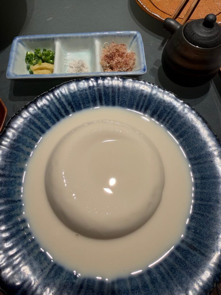 豆乳に浮かぶ大吟醸絹仕込み豆腐と3種の薬味
