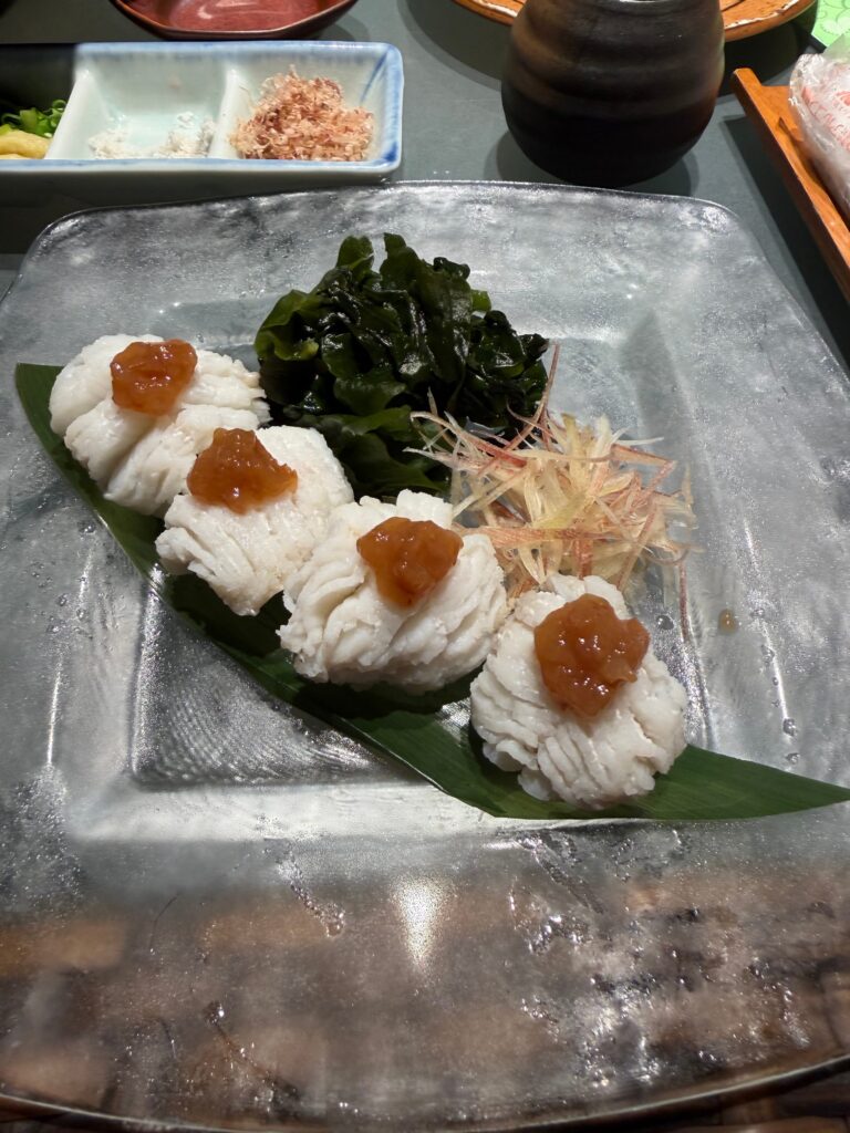 梅肉をのせた鱧の湯引き