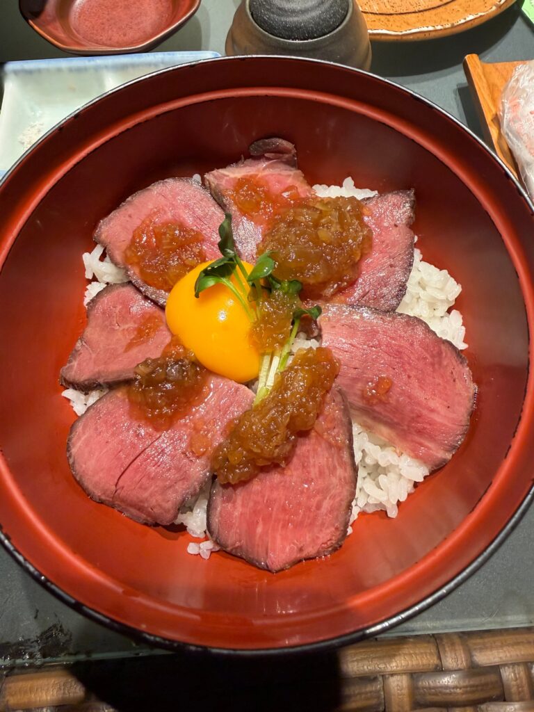 卵黄をのせた常陸牛のローストビーフ丼