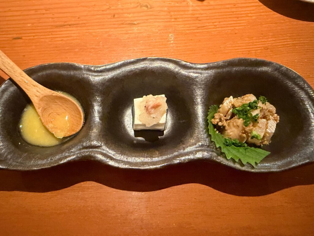 枝豆のさやの形の器に盛られた前菜の三種盛り
