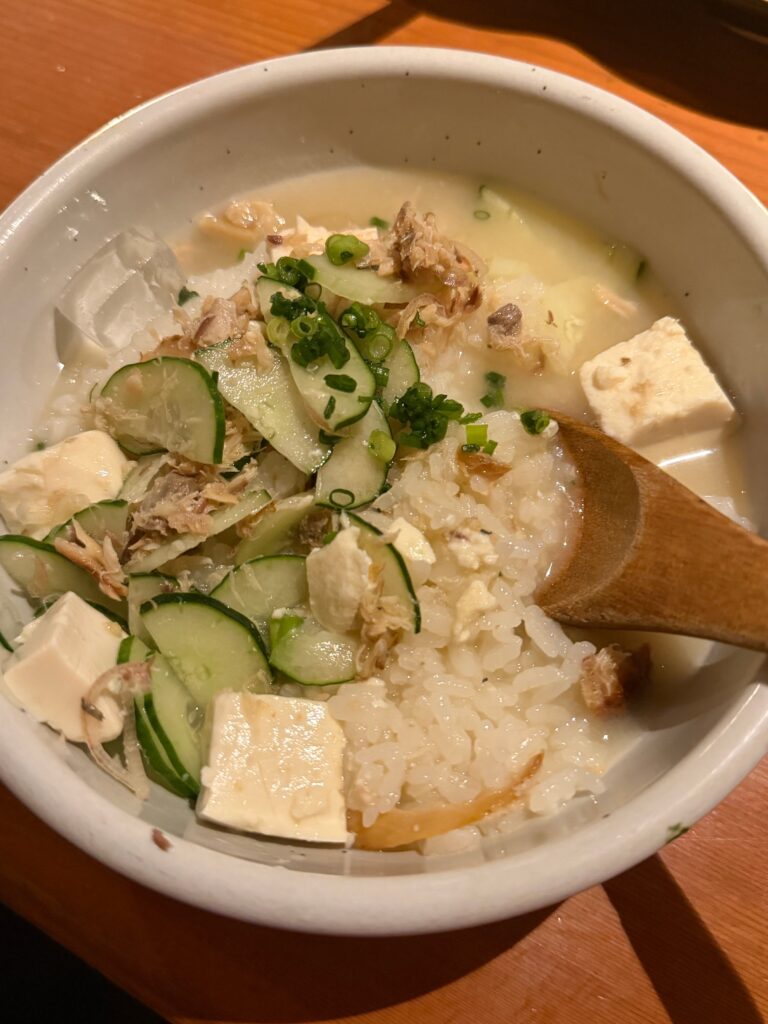 きゅうりと豆腐、ほぐした魚をのせた冷や汁