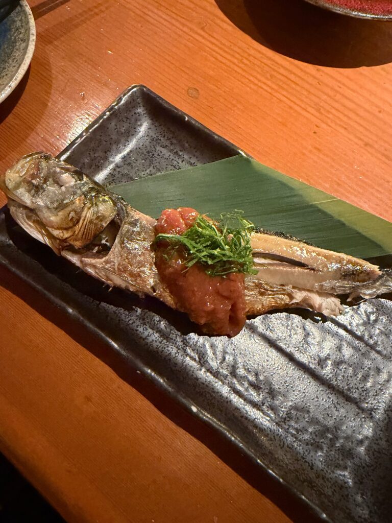 梅肉と大葉をのせた焼き魚