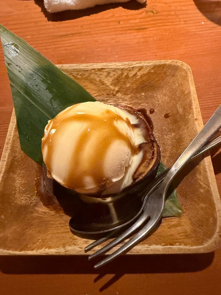 バニラアイスをのせた焼き芋のデザート