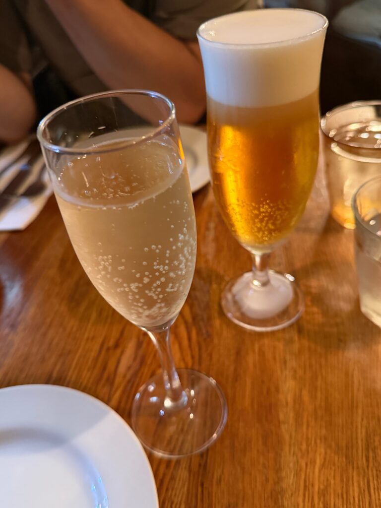 スパークリングワインとビールのグラス