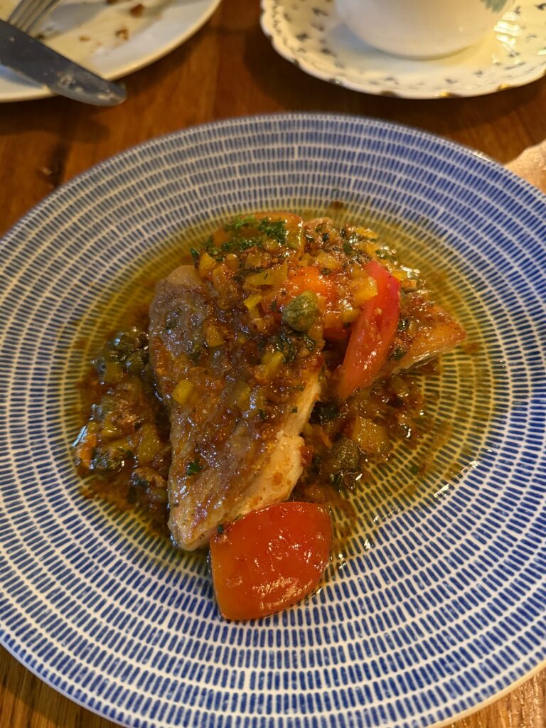ケッパーとトマトのソースをかけた白身魚のポワレ