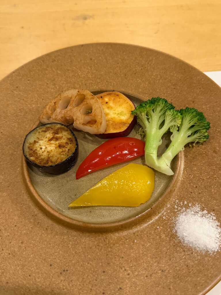 れんこんやさつまいも、パプリカなどの焼き野菜の盛り合わせ