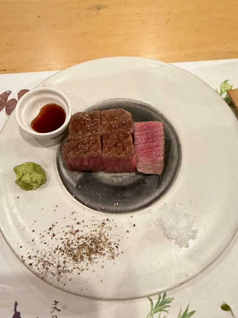 わさびと岩塩を添えた黒毛和牛フィレのステーキ